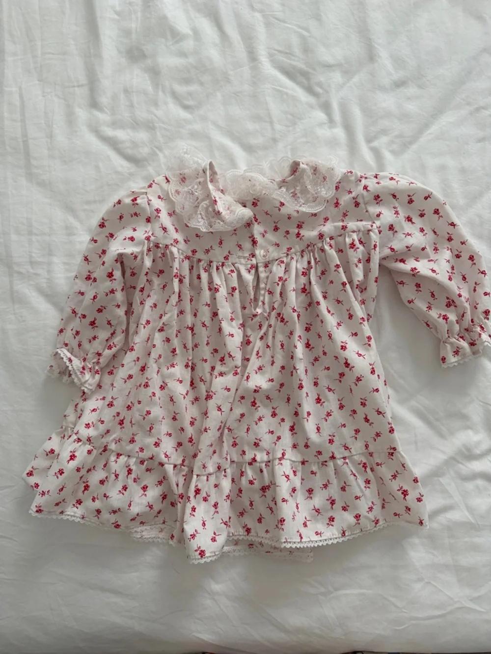 Vintage-Inspired White Dress with Red Floral Print and Lace Collar